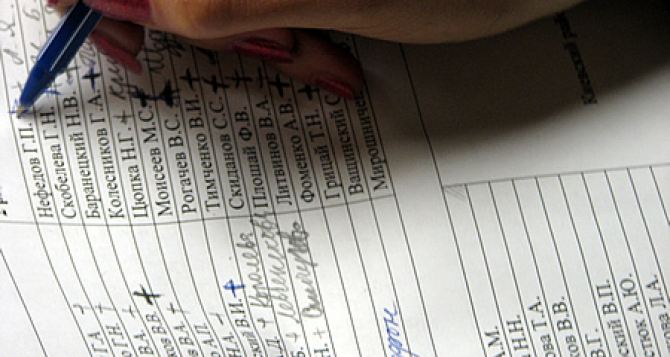 В Северодонецке неизвестные в камуфляже выкрали списки избирателей