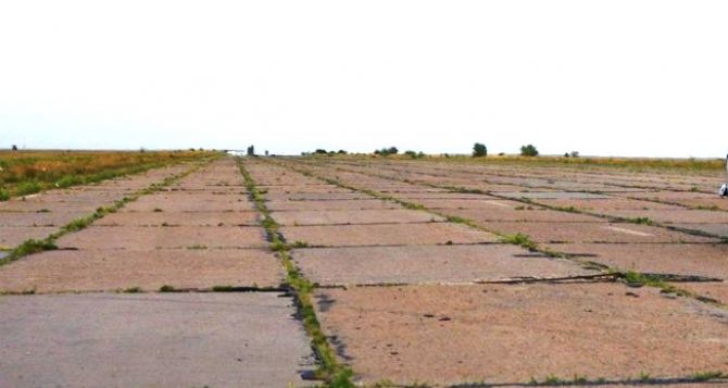 В Луганске неизвестные разбирали взлетно-посадочную полосу аэродрома