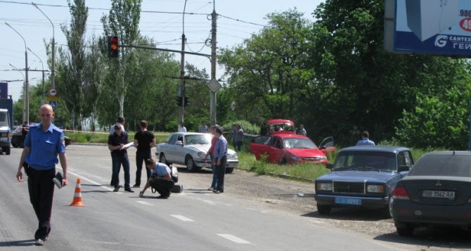 Появились фотографии с блокпоста в Луганске, на котором обстреляли автомобиль