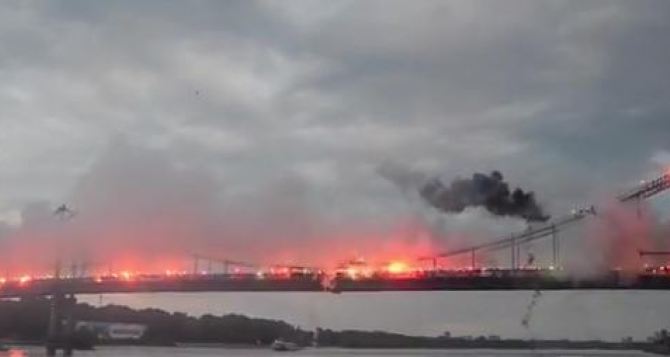 Ультрас «Зари» и других клубов Украины «зажгли» пешеходный мост в Киеве (видео)