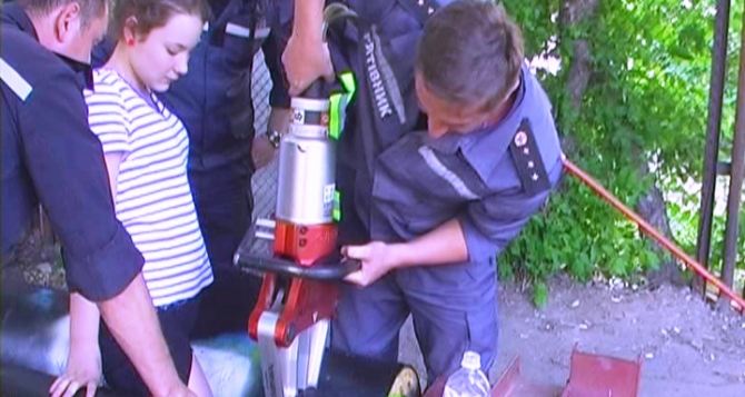 Луганские спасатели помогли девочке, застрявшей между трубами (фото, видео)