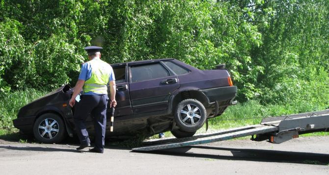 На Луганщине водитель машины врезался в дерево. Есть жертвы (фото)