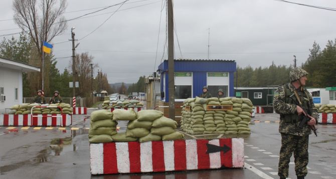 Вооруженные люди пытались захватить отдел погранслужбы на Луганщине. Есть раненые