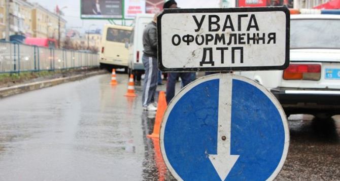 ДТП в Луганске: после столкновения с маршруткой перевернулась «Таврия»
