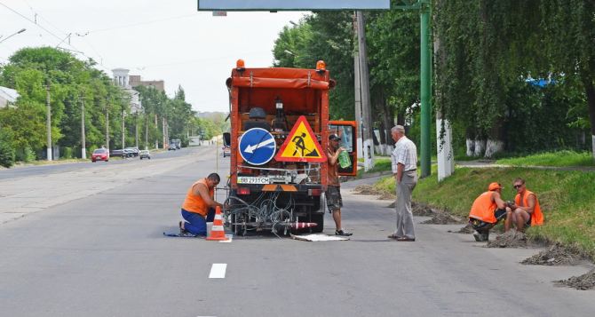 Ремонт дорог в Луганске набирает обороты (фото)