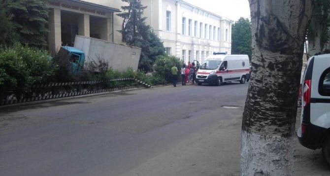 ДТП в Луганске: грузовик въехал в здание художественного музея (фото)