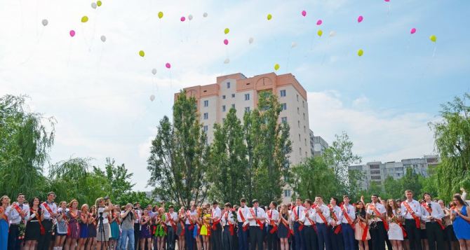 В Луганске отпраздновали последний звонок (фото)
