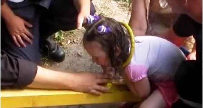 Луганские спасатели освободили 3-летнюю девочку, застрявшую в качелях (видео)
