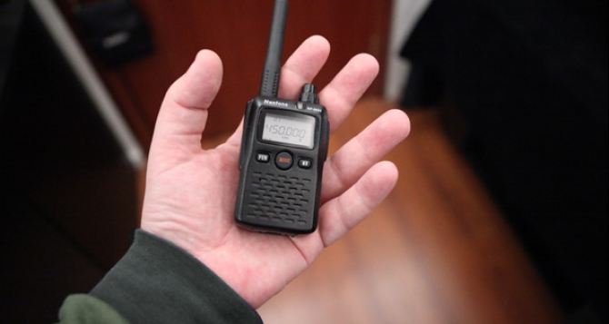 На Луганщине вооруженные люди похитили из части МЧС 24 переносные радиостанции