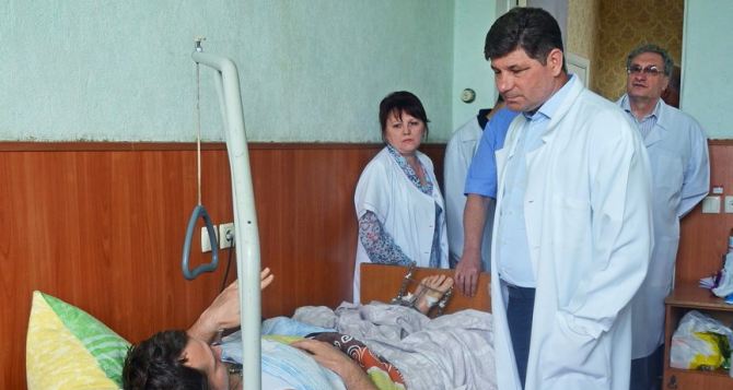 Мэр Луганска посетил людей, раненных в результате вооруженных столкновений