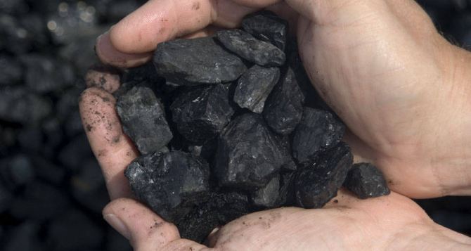 Около 35 работников Львовской угольной компании пикетируют здание Кабмина