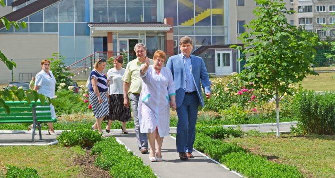 Мэр Луганска проверил, как работает детская больница №2