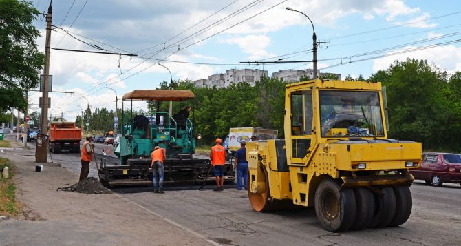 В Луганске продолжают ремонтировать дороги