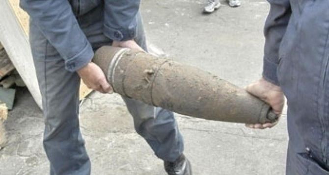Снаряд, попавший в жилой дом в Луганске, извлекли и обезвредили