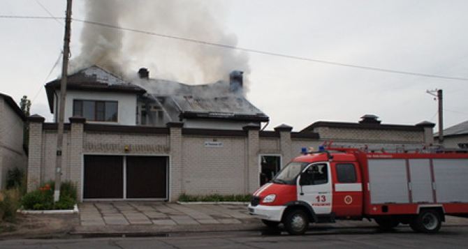 На Луганщине во время арт-обстрела загорелся дом (фото)