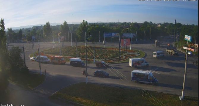По Луганску проехала колонна военной техники (фото)