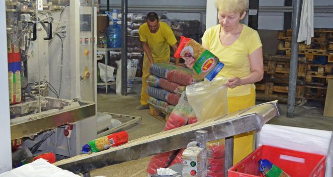Мэр Луганска продолжает контролировать обеспеченность города продуктами питания (фото)