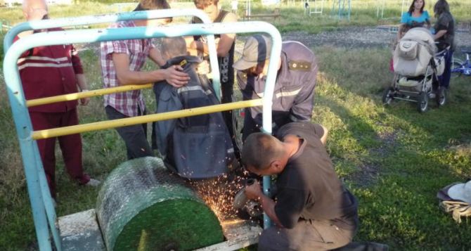 На Луганщине освободили ребенка, застрявшего в конструкции качелей
