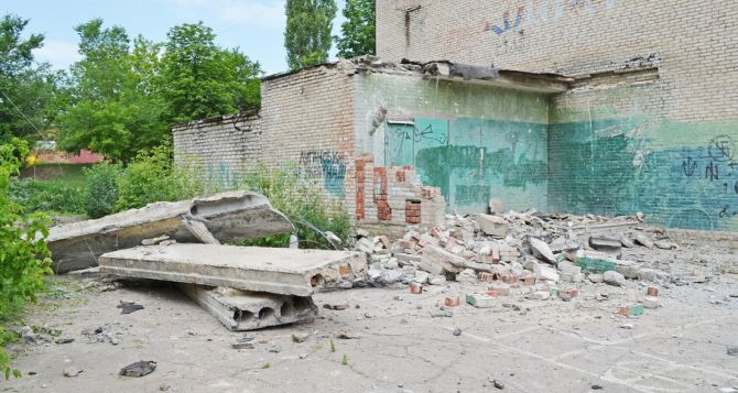 Мэр Луганска посетил пострадавшие от боевых действий районы города (фото)