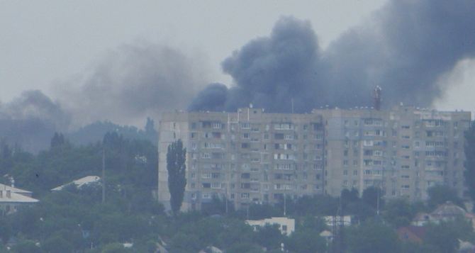 В Луганске слышны взрывы, звуки сирены и самолета, а в районе автовокзала был виден столб густого черного дыма. — Очевидцы (фото, видео)