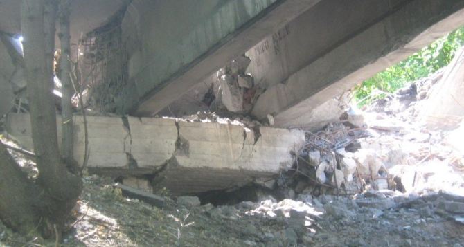 В Донецкой области взорвали мост через Северский Донец (фото)