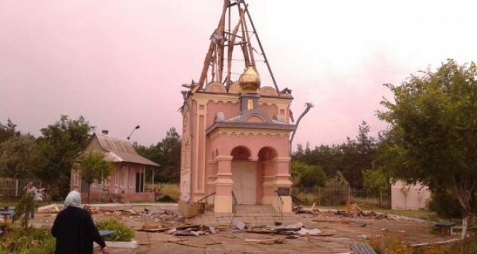 В Краснодоне от артобстрела пострадал храм (видео)