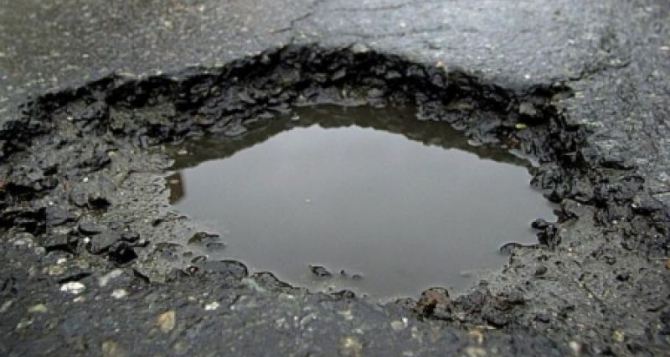 Из-за боевых действий на Донбассе повреждено около тысячи километров дорог