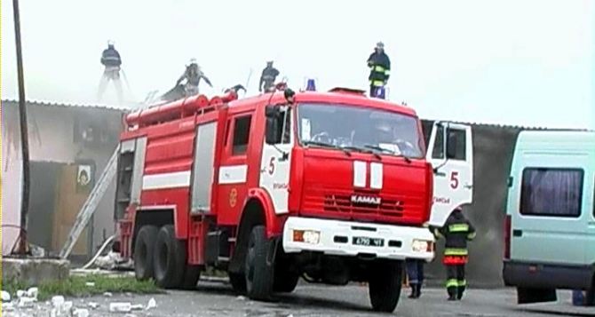 Луганские спасатели потушили ряд зданий, загоревшихся от попадания снарядов (видео)