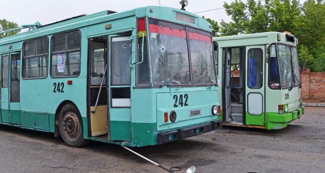Под артобстрел в Луганске попало троллейбусное депо (фото)