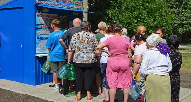 Сергей Кравченко открыл еще один пункт очистки и разлива воды в Луганске (фото, видео)