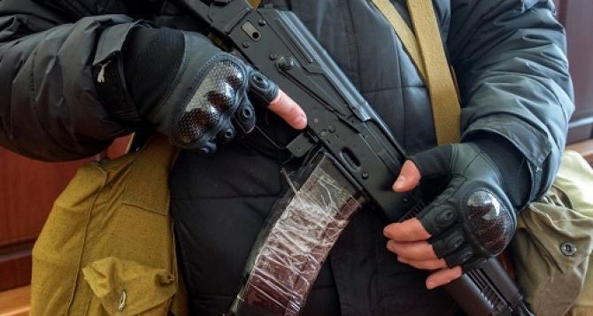 В Луганске вооруженные люди захватили областное Госказначейство