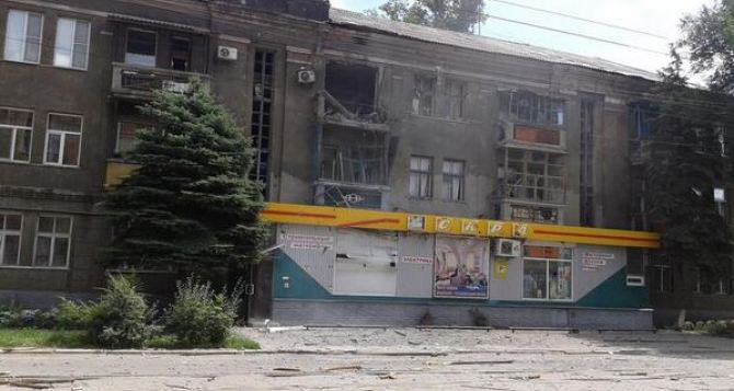 В Луганске снаряд попал в жилой дом. Погибла женщина (видео)