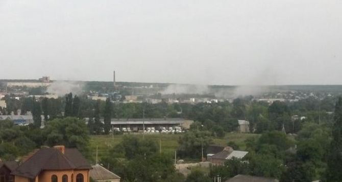 Под Луганском в поселке Роскошное идет бой. — Очевидцы