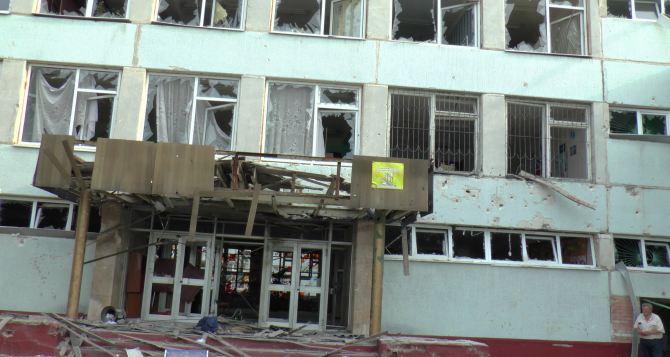 Последствия обстрела в Луганске. Здание школы №51 (фото)