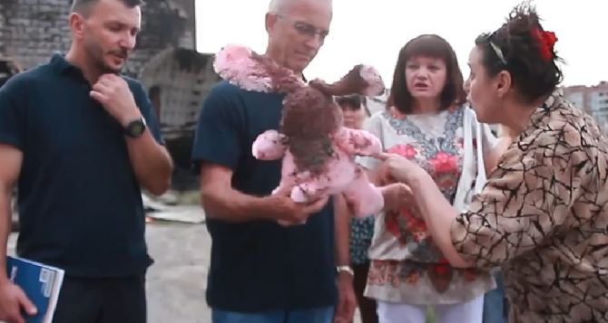 Жители Луганска передали через офицера ОБСЕ внуку Порошенко плюшевого зайца (ВИДЕО)