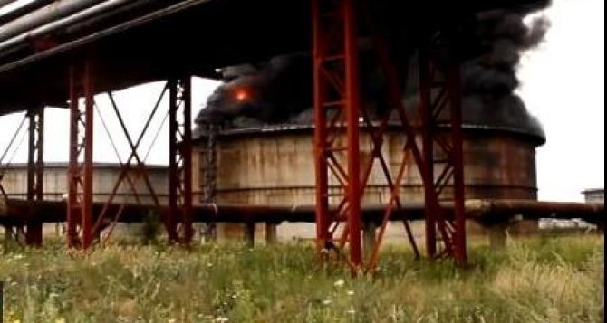 Спасатели временно приостановили тушение пожара на Лисичанском НПЗ (видео)