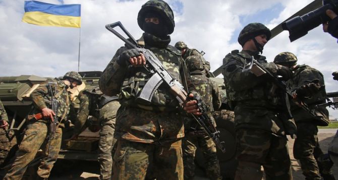 Военнослужащие удерживают позиции в районах аэропортов Луганска и Донецка