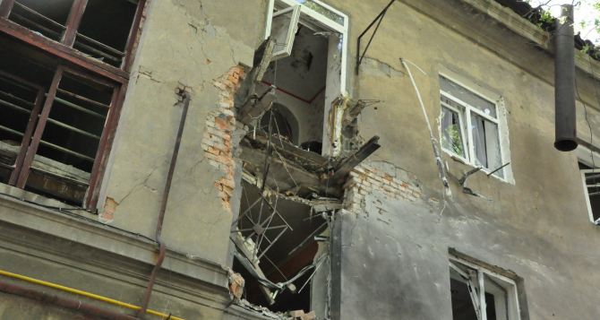 Артобстрел в Луганске привел к масштабным разрушениям
