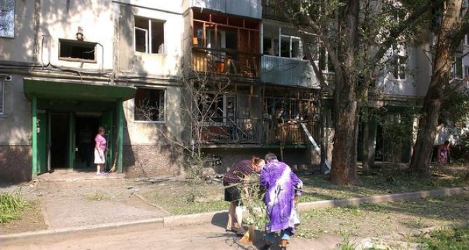 В Луганске продолжают попадать под обстрелы жилые дома