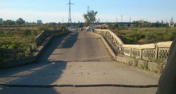 В Луганской области взорвали мост. Проезда по участку дороги между  городами Северодонецк и Рубежное нет
