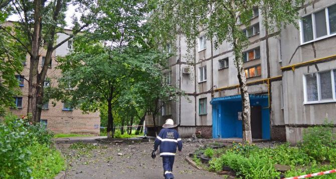 Обстрел Луганска продолжается: за полдня повреждены еще 10 домов