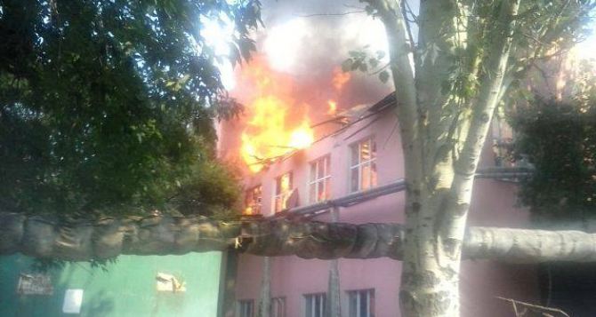 Луганская школа №7 после обстрела (фото)