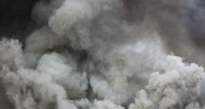 Вергунка в дыму, смог тянется до центра Луганска. — Местные жители