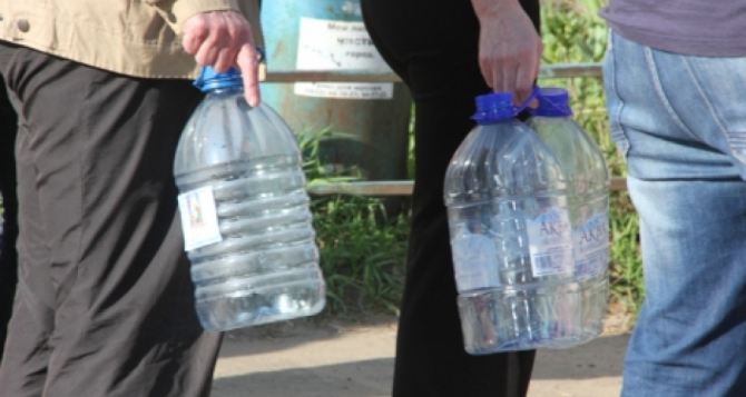 Для жителей Луганска организовали подвоз питьевой воды