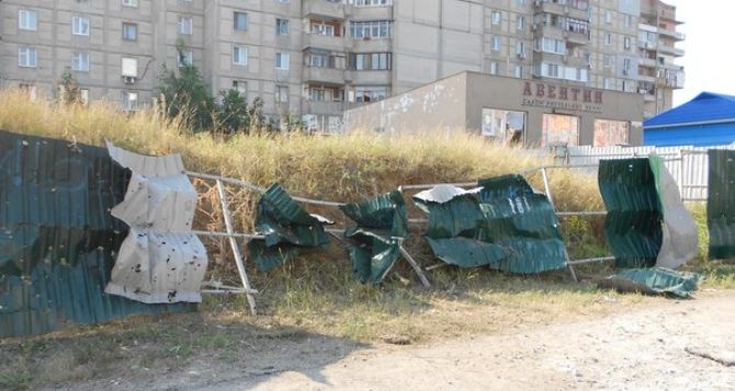 В Луганске снаряды приземлились возле ТЦ «Южноград» и на кольце Мирного (фото)