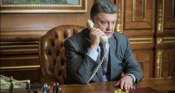 Порошенко обсудил с Керри гуманитарную помощь для жителей Луганска