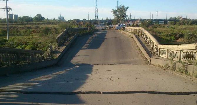 Военные помогли построить временный мост на пути Северодонецк-Рубежное