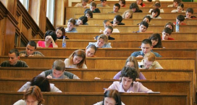 Студентам из вузов Донбасса разрешили заплатить за учебу до конца года