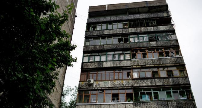 Нет балконов на первых и вторых этажах и стекол в домах. — Луганчанка о разрушениях после обстрела