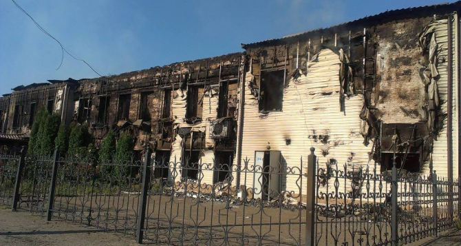 Разрушения в Луганске: здание завода и квартиры в центре города (фото)